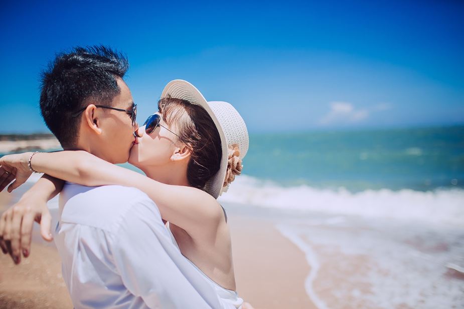 Cách tạo dáng chụp ảnh bãi biển cho cặp đôi